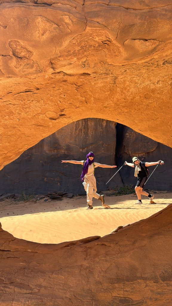 Arche de grès rouge et deux voyageurs