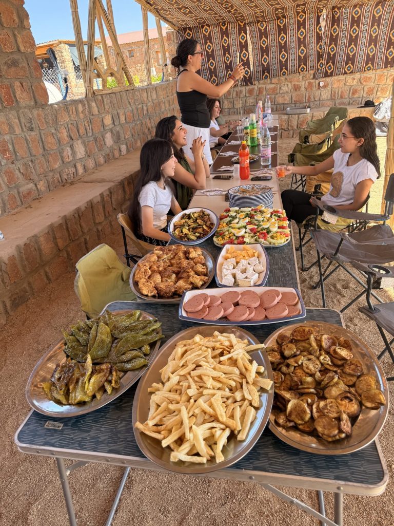 Repas sous la tente du camp