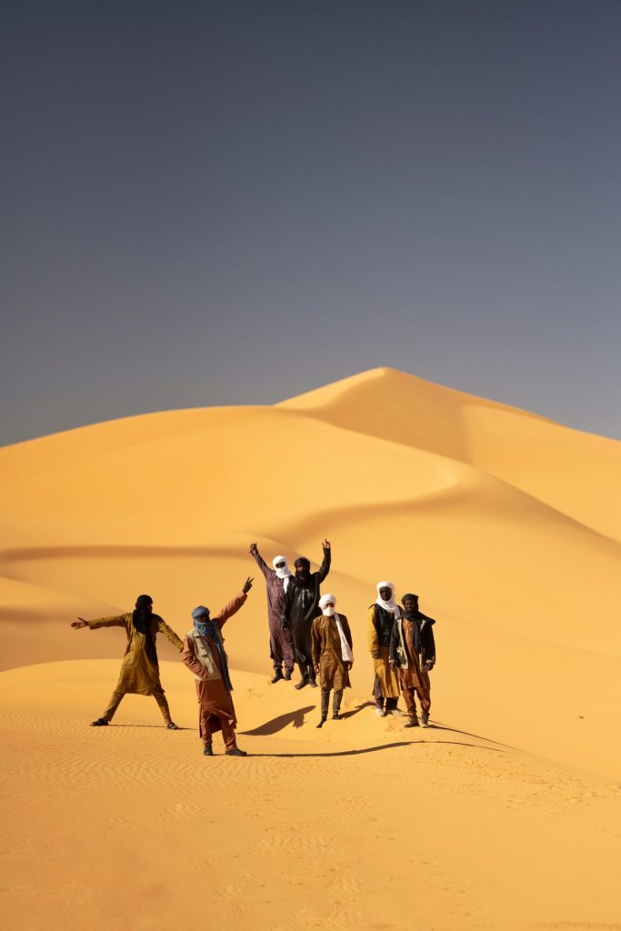 Joie au sommet d'une dune dorée
