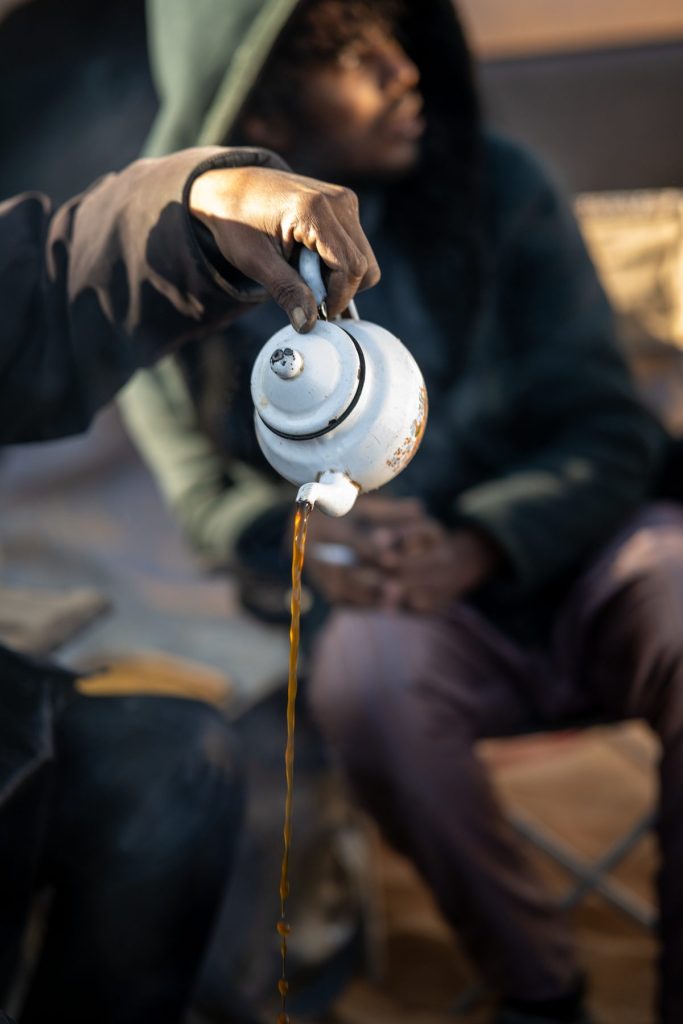 Le thé touareg, rituel d'hospitalité