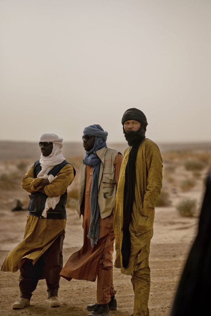 Trois guides touaregs dans le désert