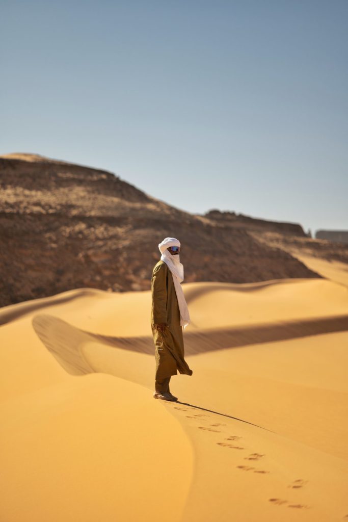 Marche solitaire sur la crête d'une dune