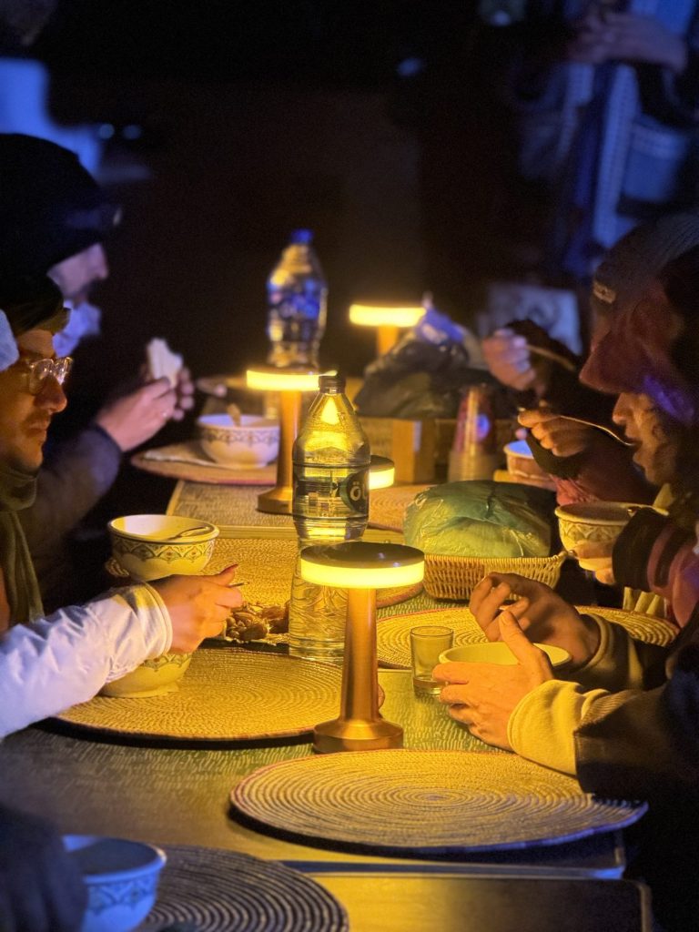 Dîner aux lueurs d'une lampe