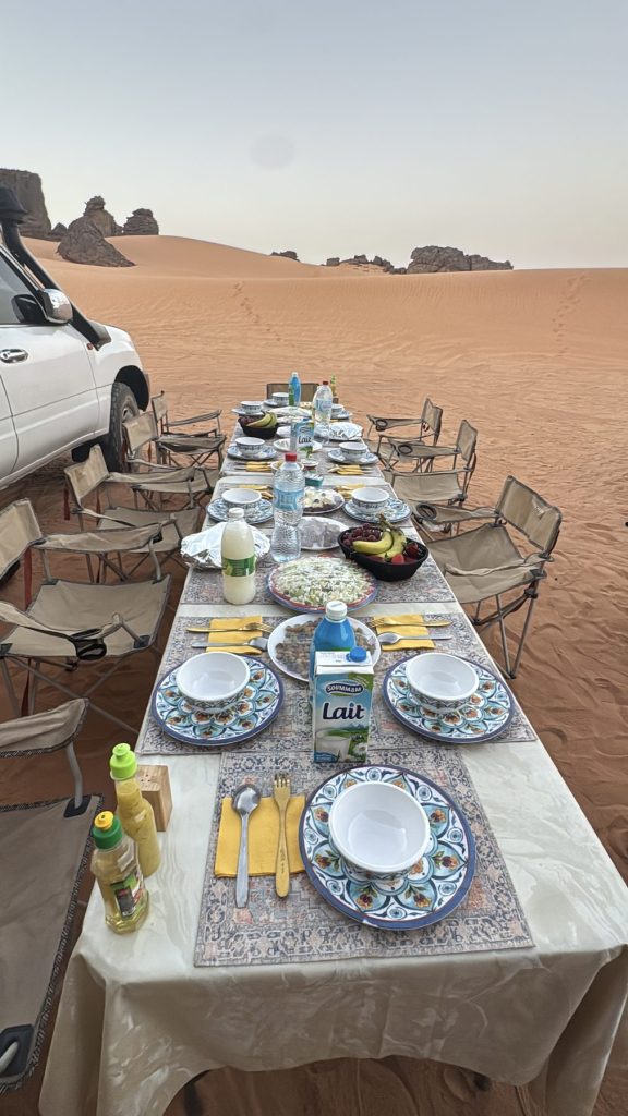 Table dressée en plein désert