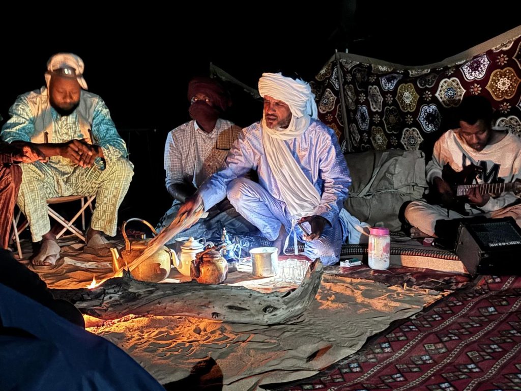 Veillée autour du feu et du thé
