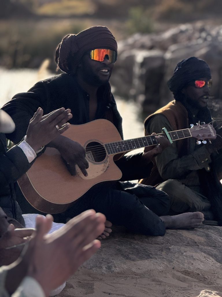 Musique à la guitare sur les rochers