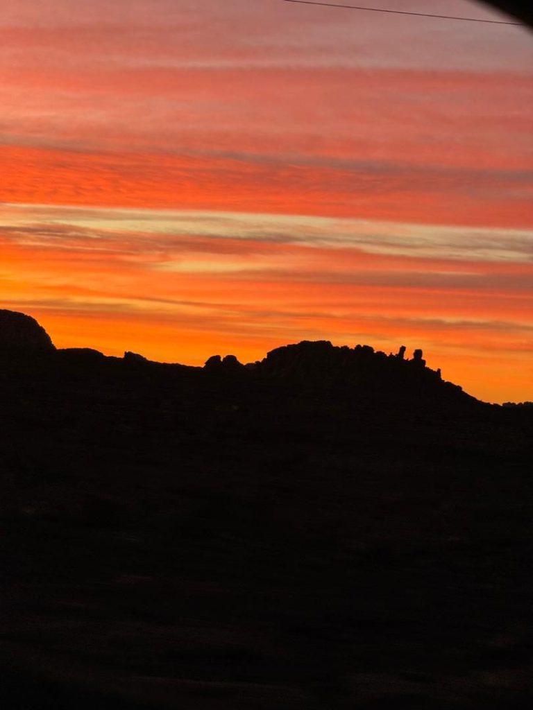 Silhouettes rocheuses sous un ciel rouge