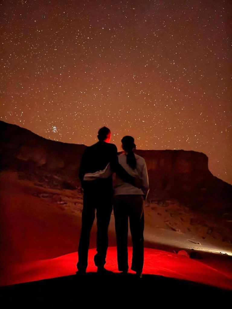 Un couple face à la nuit étoilée