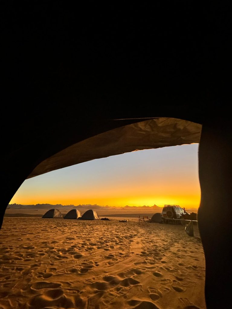 Le bivouac vu depuis une grotte