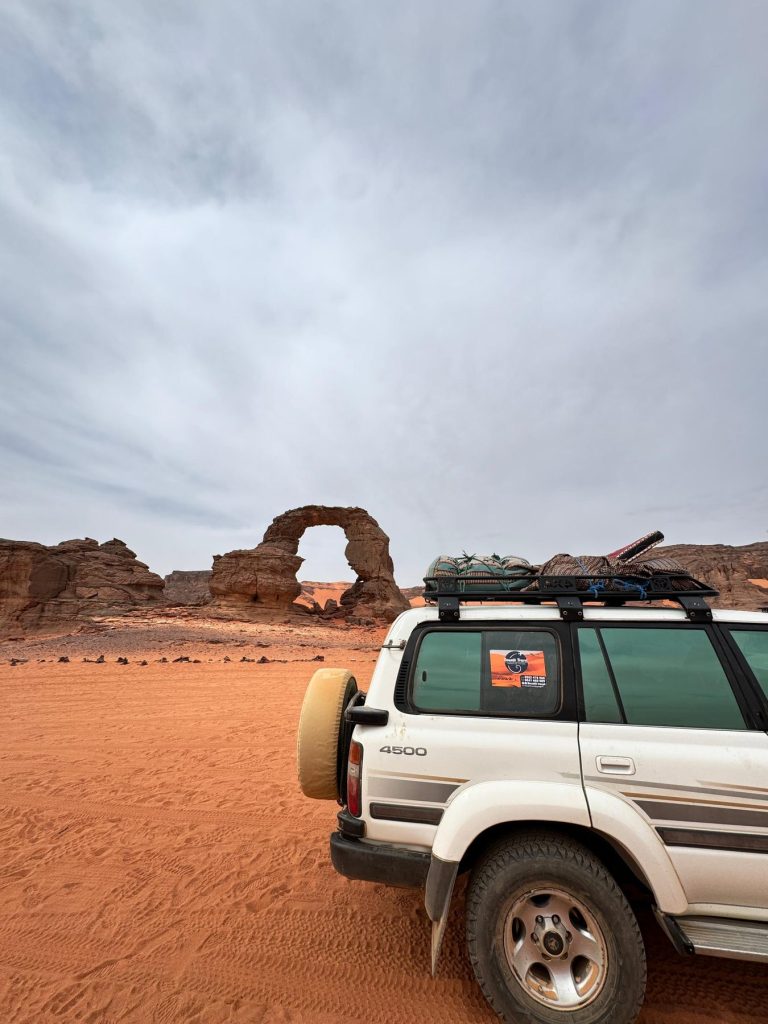 Le 4x4 face à l'arche de grès