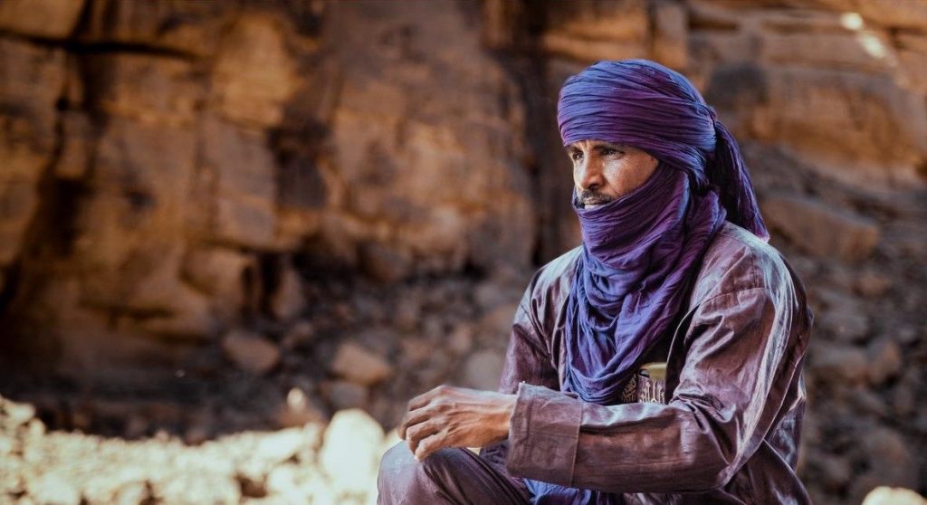 Guide touareg au repos dans les rochers