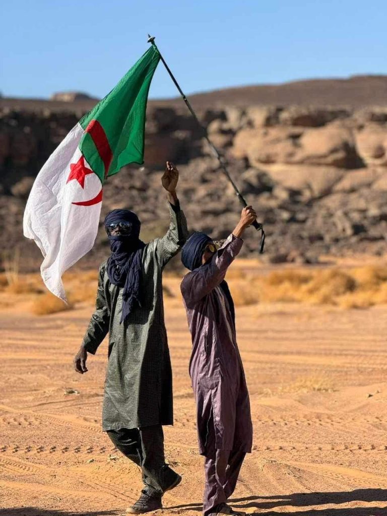 Le drapeau algérien au cœur du désert