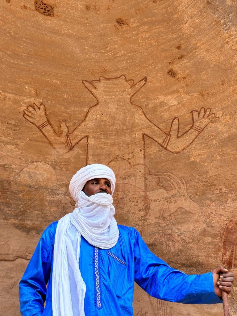 Un guide devant une peinture rupestre