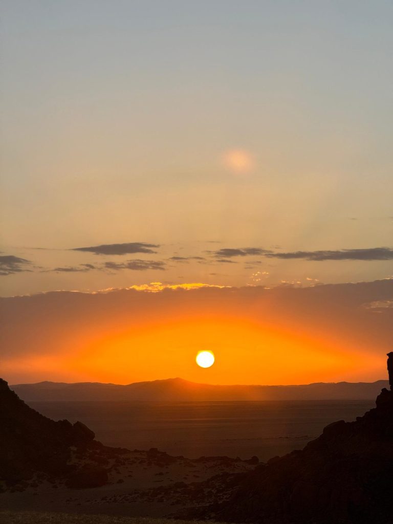 Le soleil se couche sur l'horizon