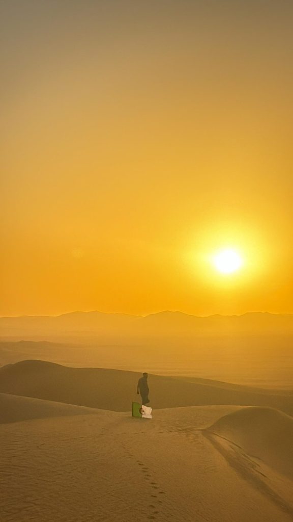 Soleil doré dans la brume de sable