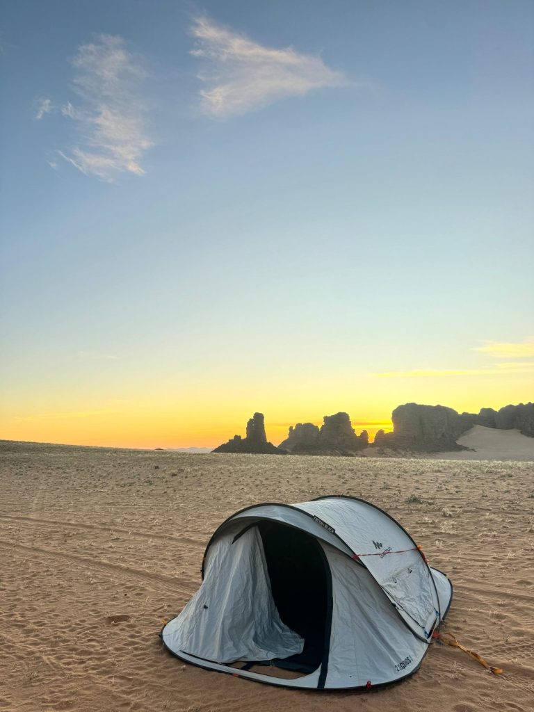 Tente de bivouac au crépuscule