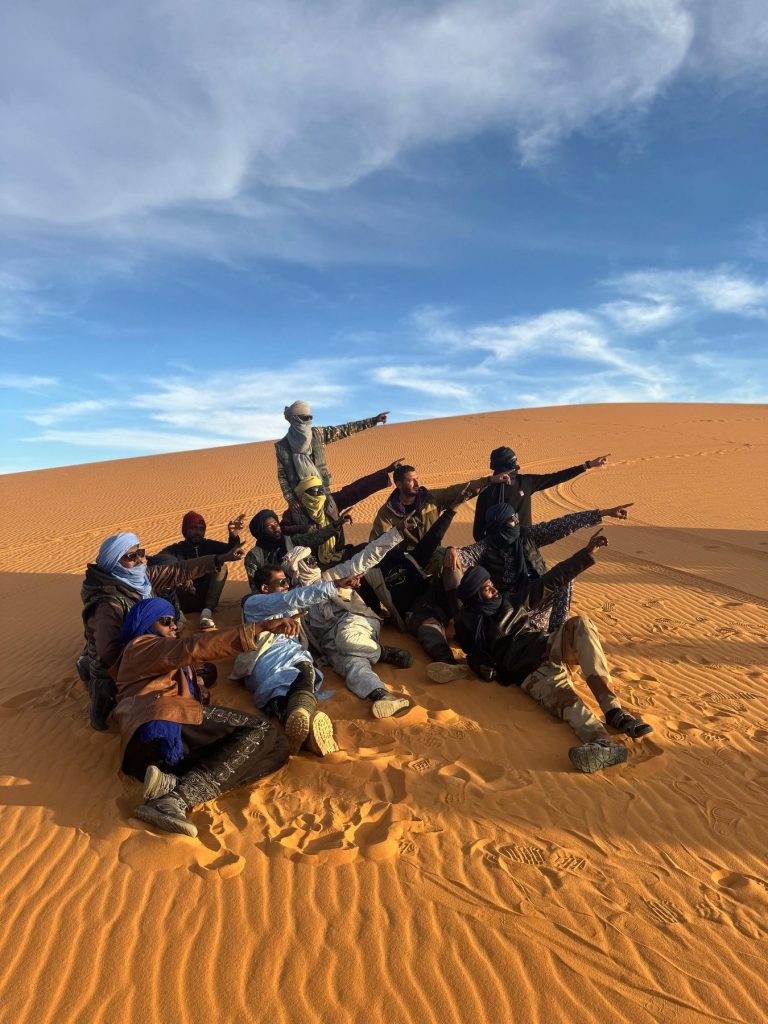 Le groupe réuni sur une dune