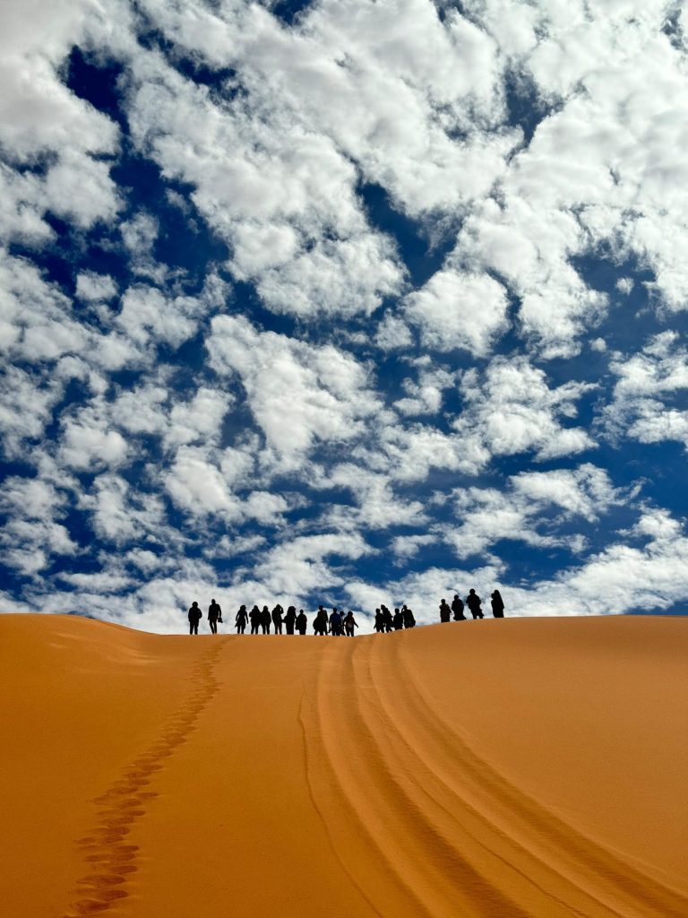 Marcheurs sur la crête des dunes