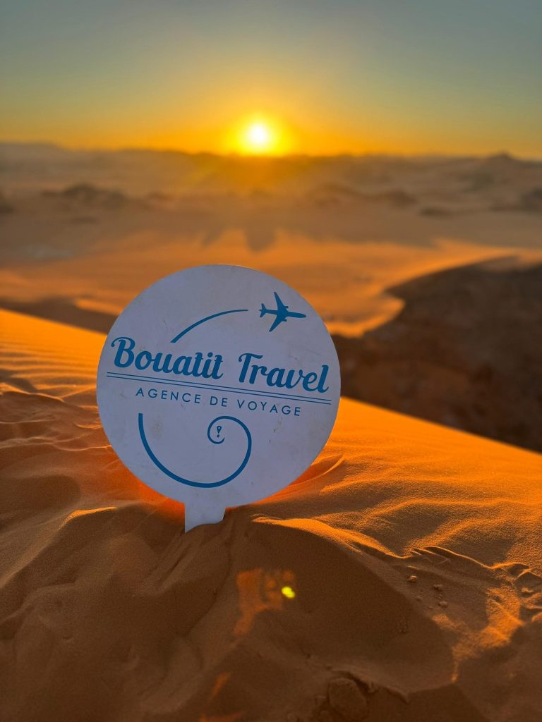 Bouatit Travel face au soleil couchant