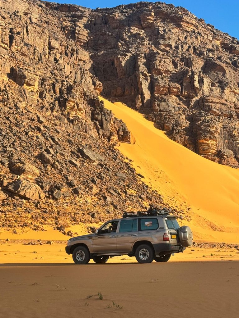 Ali Dema – 4x4 au pied d'une falaise et d'une dune