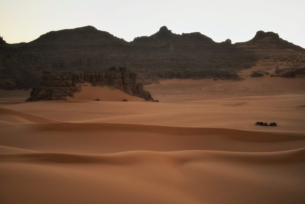 Ali Dema – Dunes et massifs au loin