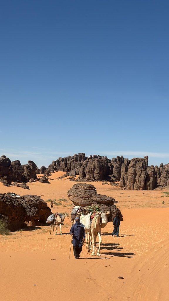 Essendilene – Caravane au milieu des rochers