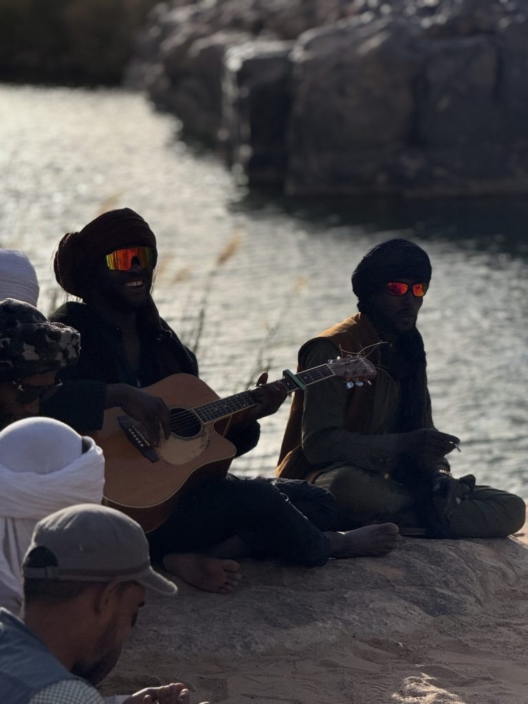 Iherir – Guitare au bord de l'eau