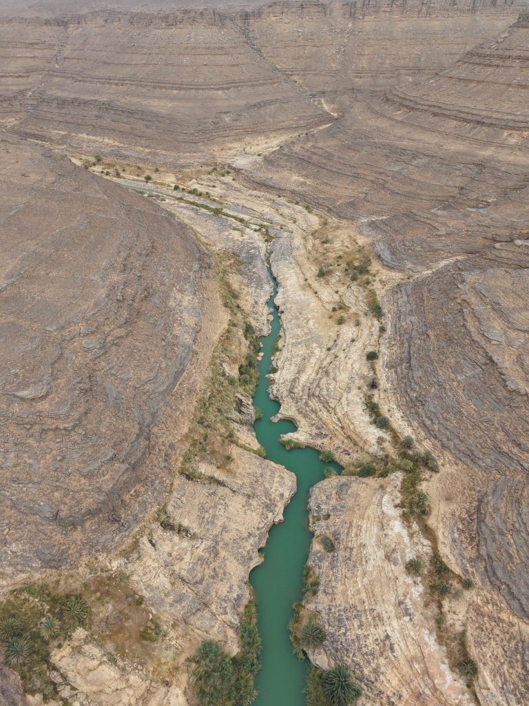 Iherir – Vue aérienne du canyon et de l'eau verte