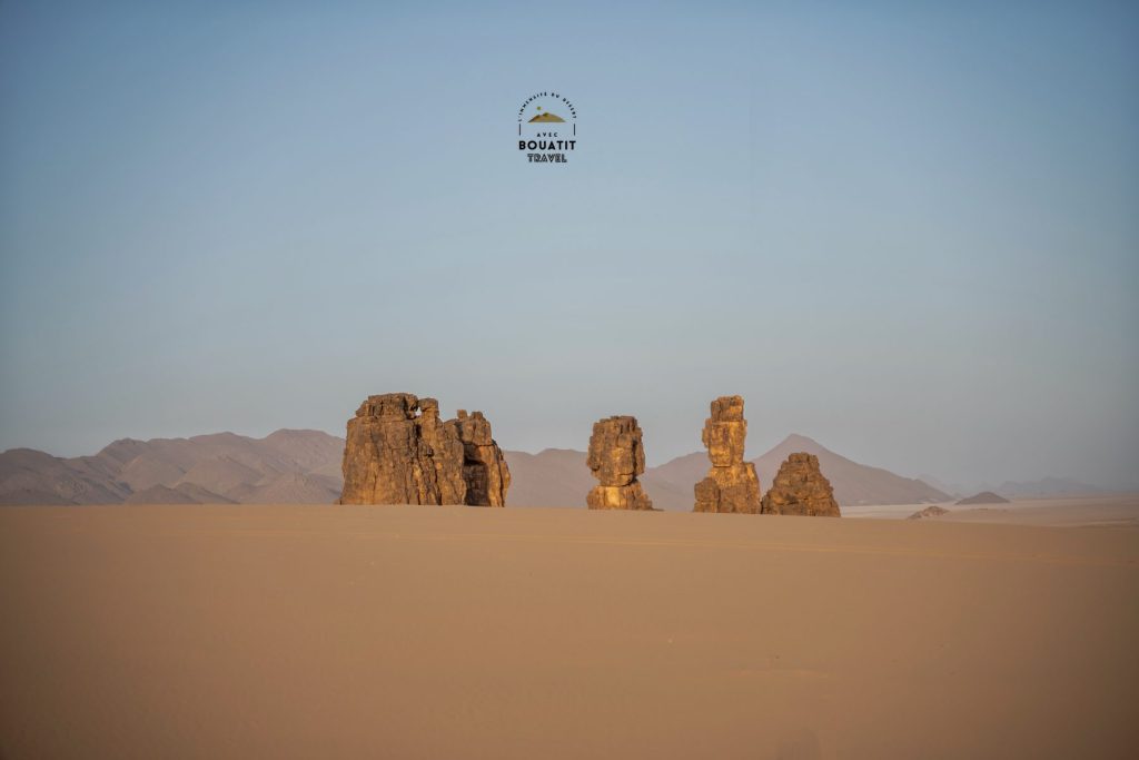 Sebiba – Formations rocheuses dans la plaine