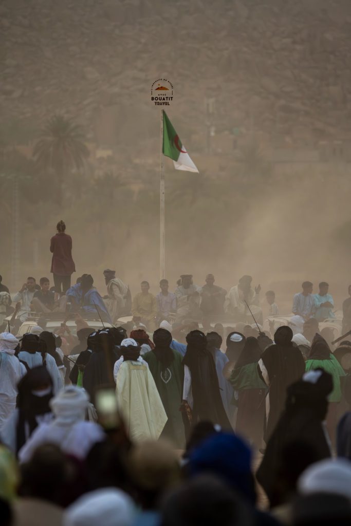 Sebiba – La foule et le drapeau lors de la fête