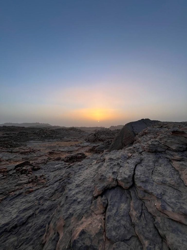 Sefar – Soleil couchant sur la roche noire