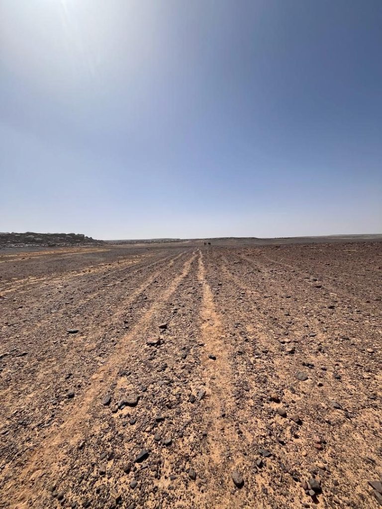 Sefar – La piste dans la plaine caillouteuse