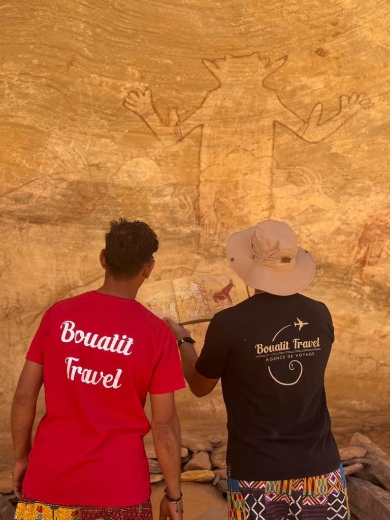 Sefar – Nos guides devant une fresque rupestre