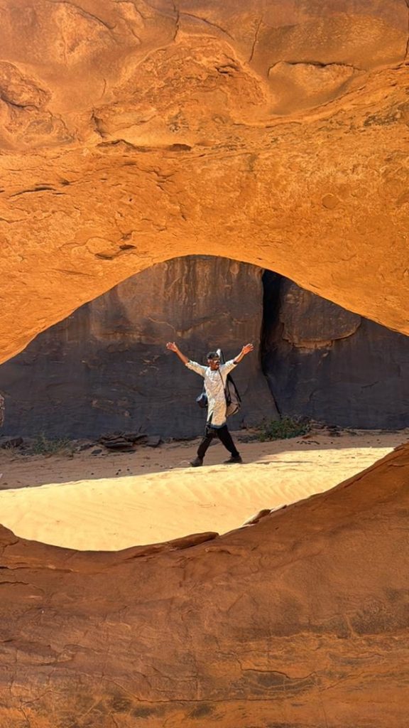 Sefar – Arche de grès et voyageur