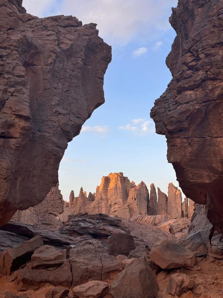Sefar – Fenêtre rocheuse sur les aiguilles