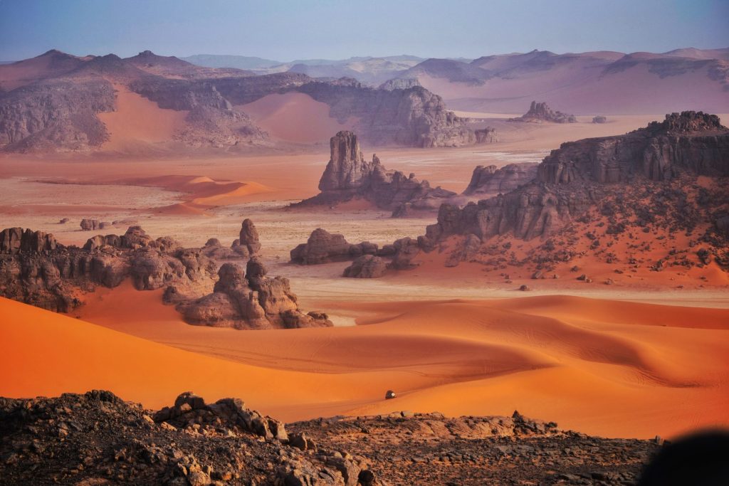 Tadrart – Dunes rouges et rochers noirs