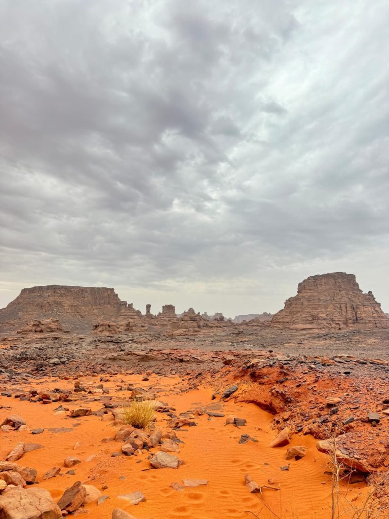 Tadrart – Massifs rocheux dans la brume