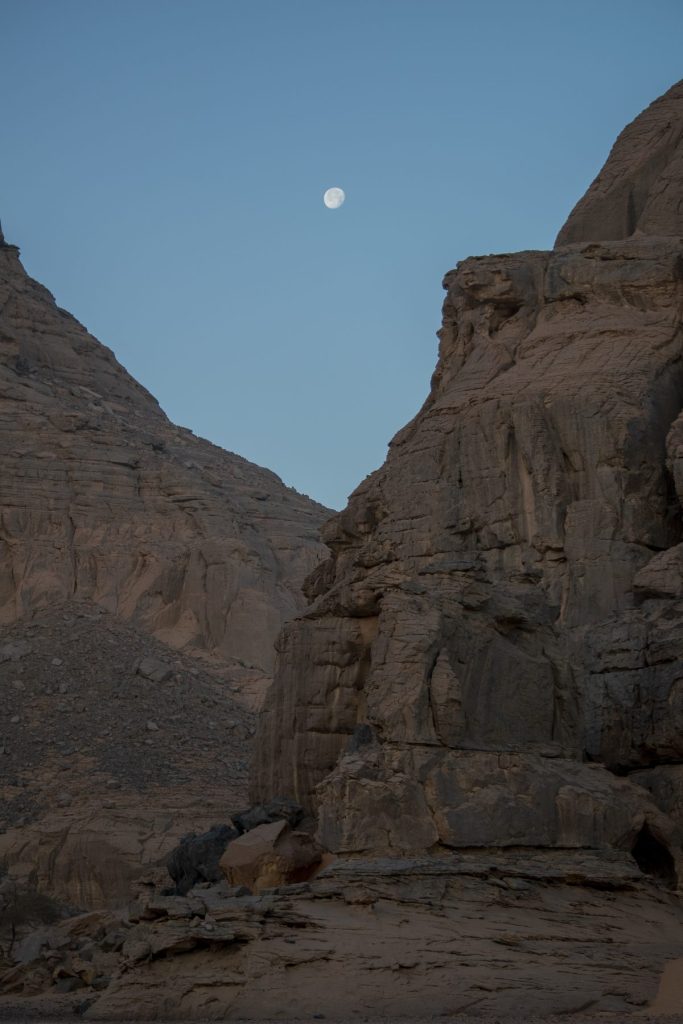 Tadrart – La lune au-dessus du canyon