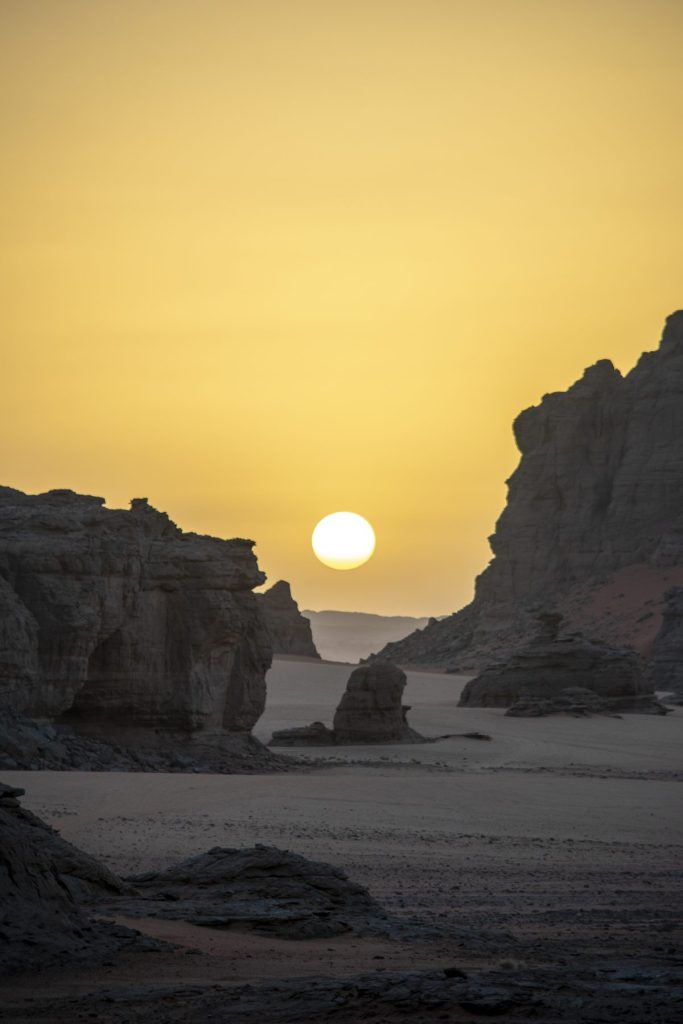 Tadrart – Soleil couchant entre les rochers