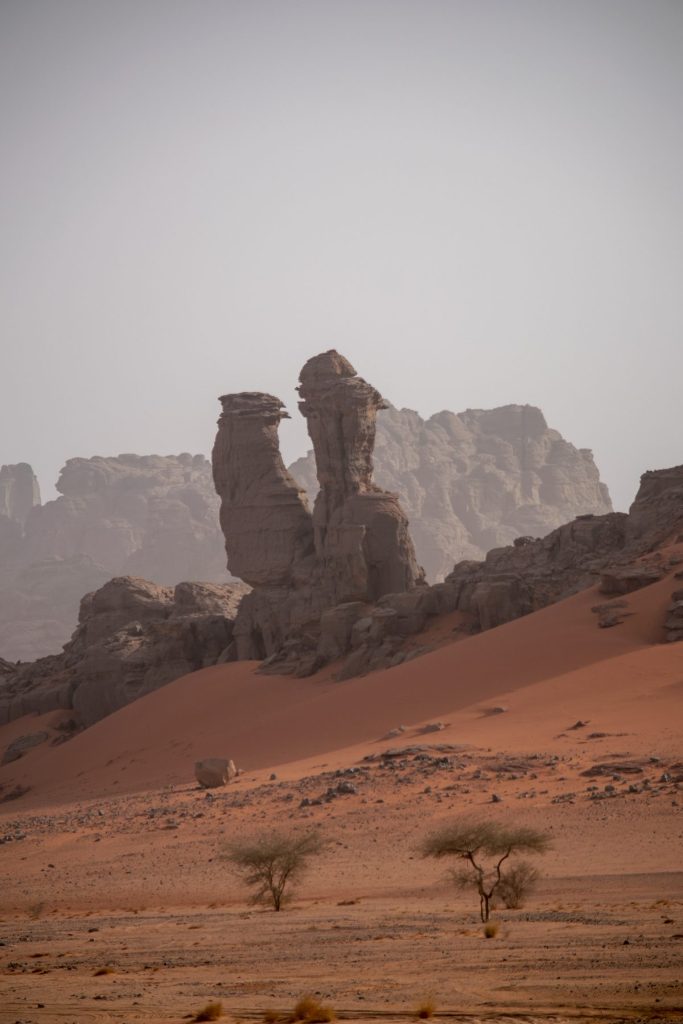 Tadrart – Pilier de roche dans la brume