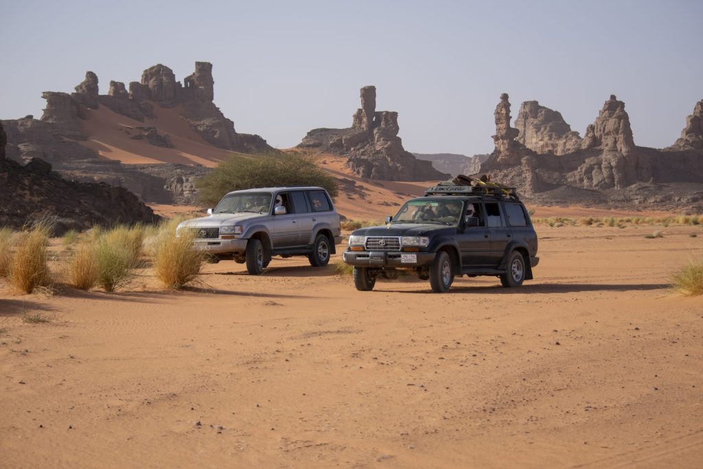 Tadrart – 4x4 au pied des massifs