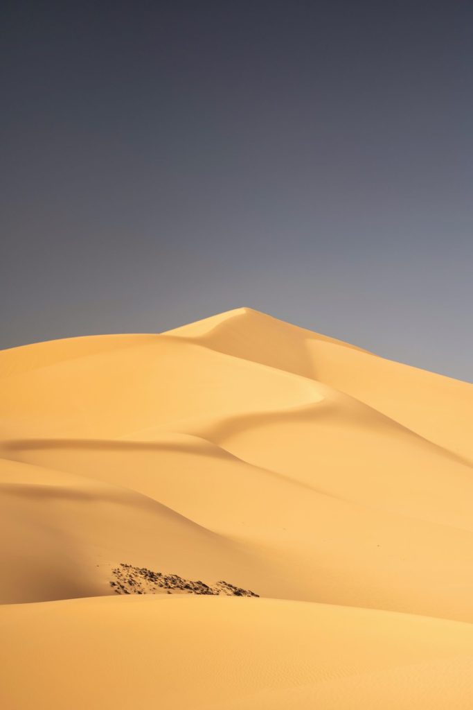 Dune sous un ciel gris