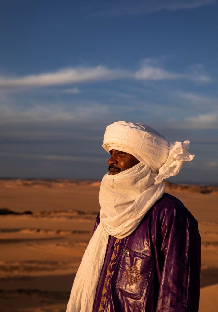 Un homme touareg face à l'horizon